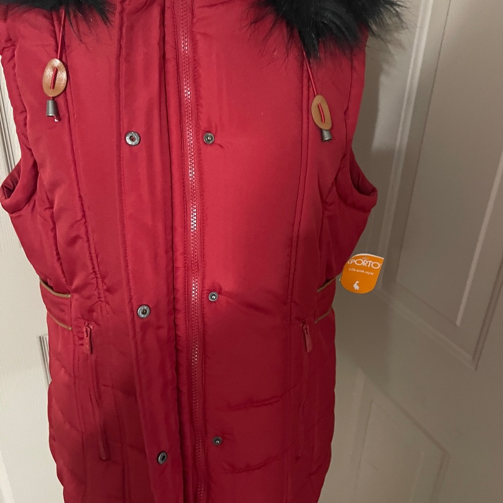 Sporto red puffer vest with black fur trimmed removable hood. NWT. Size L. - Picture 4 of 14